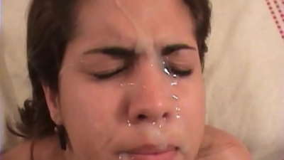 அழகான லத்தீன் அழகி கடினமான உடலுறவு கொண்டவள்